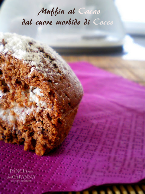 Muffin al cacao dal cuore morbido di cocco